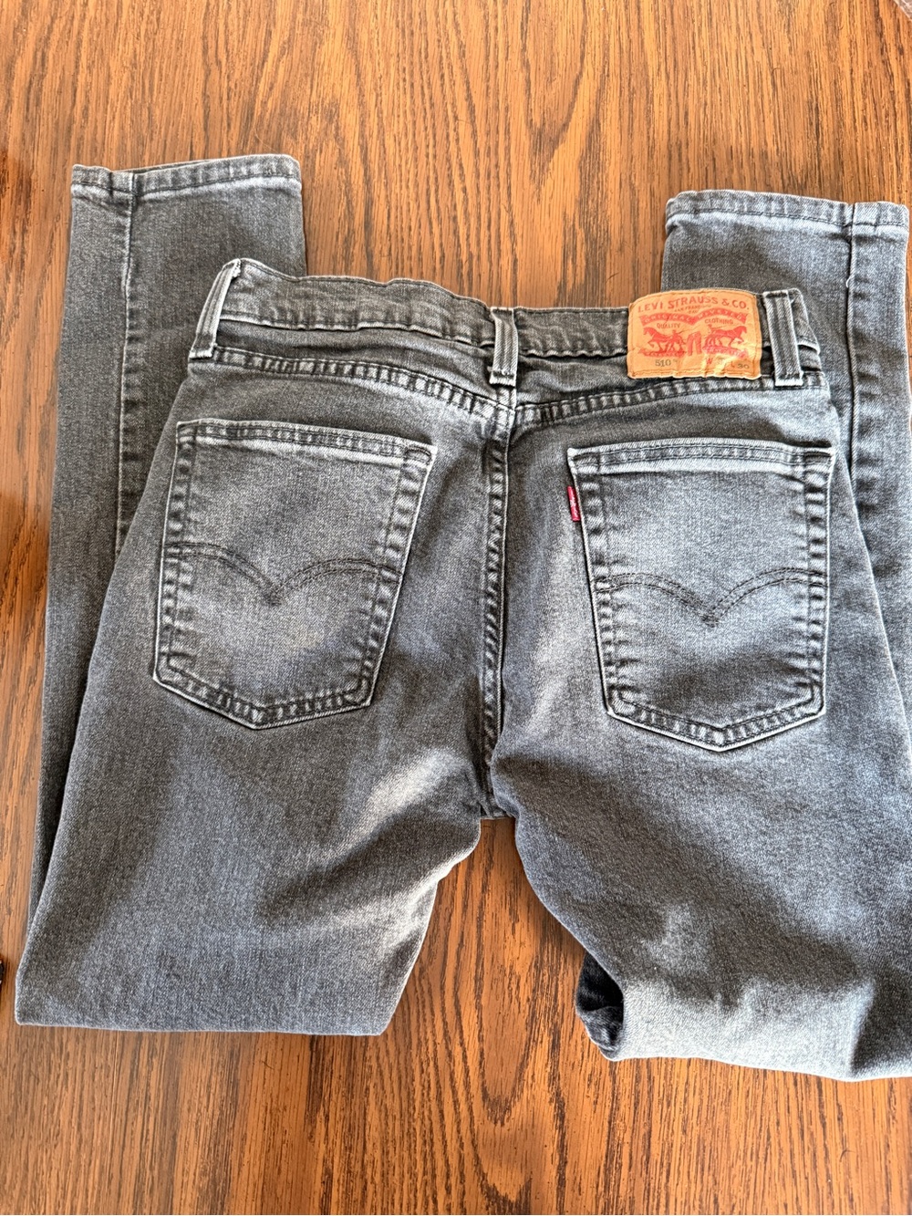 Levi's Women's Grey Skinny Jeans with Signature Back Pockets